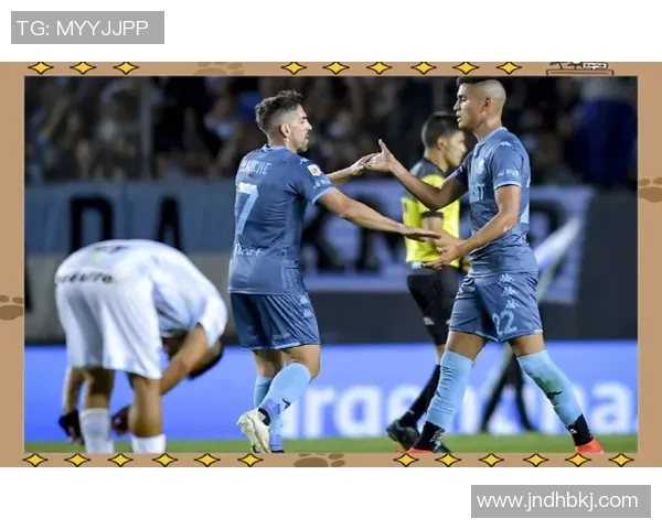 足球场上悠闲散步的球星们与赛场激烈对抗的鲜明对比